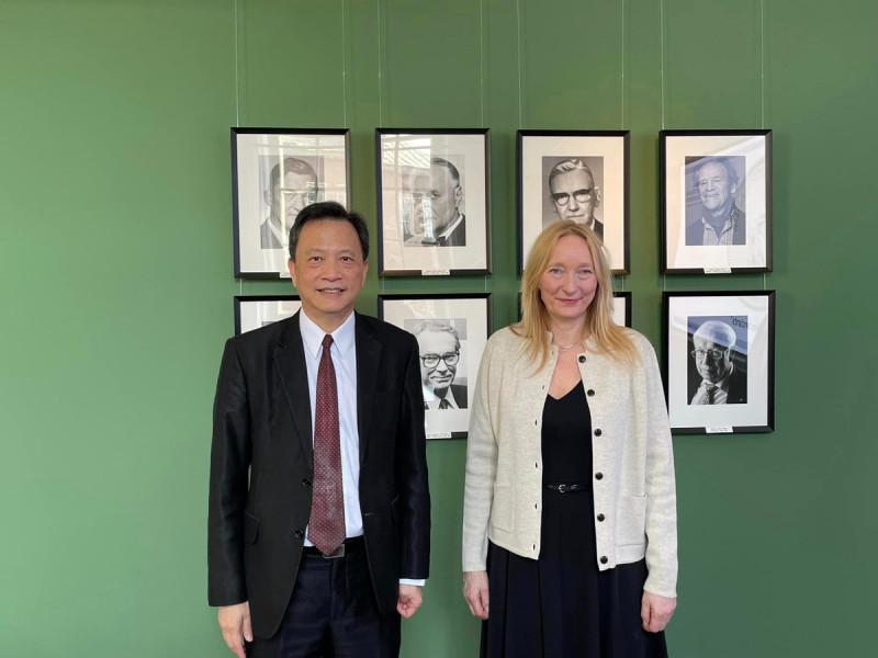 我駐瑞典代表谷瑞生（左）日前前往瑞典國會演說，並籲請各界支持台灣參與世界衛生組織。   圖：駐瑞典代表處提供