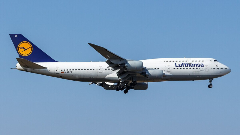 日前，德國漢莎航空的波音747-8 客機發生了降落危機，歷經兩次嘗試才成功降落於洛杉磯機場。而此次畫面也意外被直播頻道捕捉到，嚇壞許多民眾。(示意圖)   圖：翻攝自維基百科