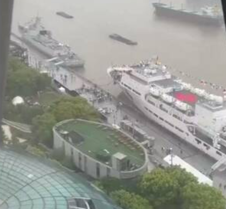 解放軍刻意將導彈驅逐艦「淄博艦」左上停泊於布林肯下榻的飯店外頭，即上海外灘。   圖 : 翻攝自X/迷人的小紅