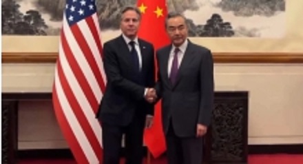 美國國務卿布林肯(左)今 ( 26 ) 日與中國外長王毅在北京展開會談。   圖 : 翻攝自騰訊網
