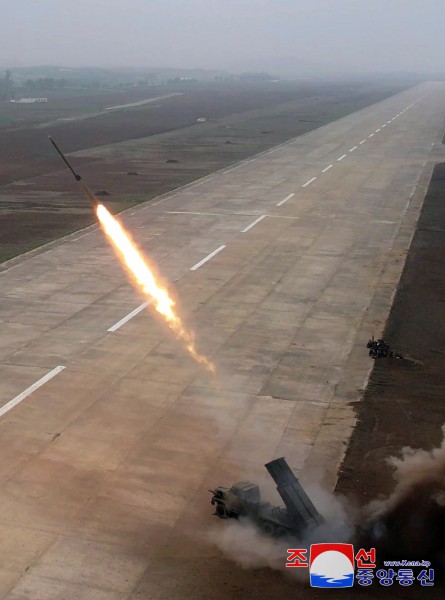 北韓官媒《朝中社》稱金正恩視導240毫米口徑新型多管火箭炮彈驗收射擊試驗。   圖：翻攝朝中社