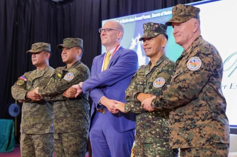 美國和菲律賓於 22 日展開名為「肩並肩」的聯合軍事演習，這被認為是兩國之間規模最大的演習之一。   圖 : 翻攝自騰訊網包明說