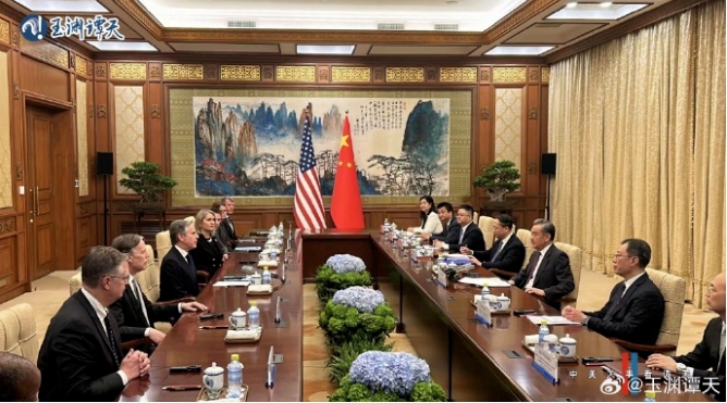 美國國務卿布林肯(左中)26日在北京與中國外長王毅舉行會談。   圖 : 翻攝自玉淵譚天