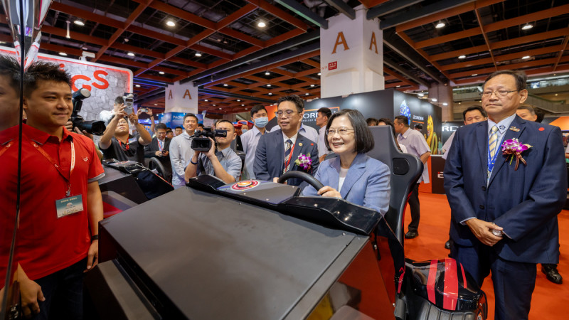 總統蔡英文出席第27屆台灣電子遊戲機國際產業展。   圖：總統府提供