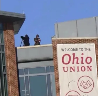 有學生和抗議者報告，在美國俄亥俄州立大學和印第安那大學伯明頓分校的屋頂上發現狙擊手。   圖 : 翻攝自X/RAWSALTERS