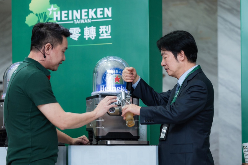 賴清德前往屏東出席2024海尼根台灣投產啟動典禮，親拉無酒精生啤。   圖：總統府提供