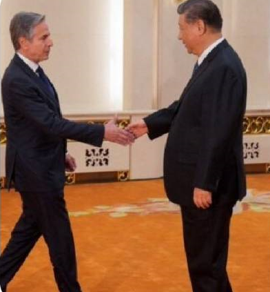 美國國務卿布林肯（左）與中國領導人習近平（右）展開會面。   圖：翻攝自 X（前推特）