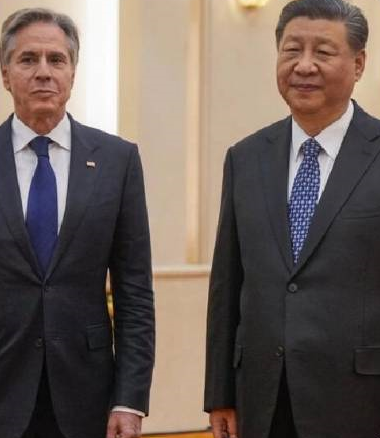 美國國務卿布林肯（左）與中國領導人習近平（右）會面。   圖：翻攝自 X（前推特）