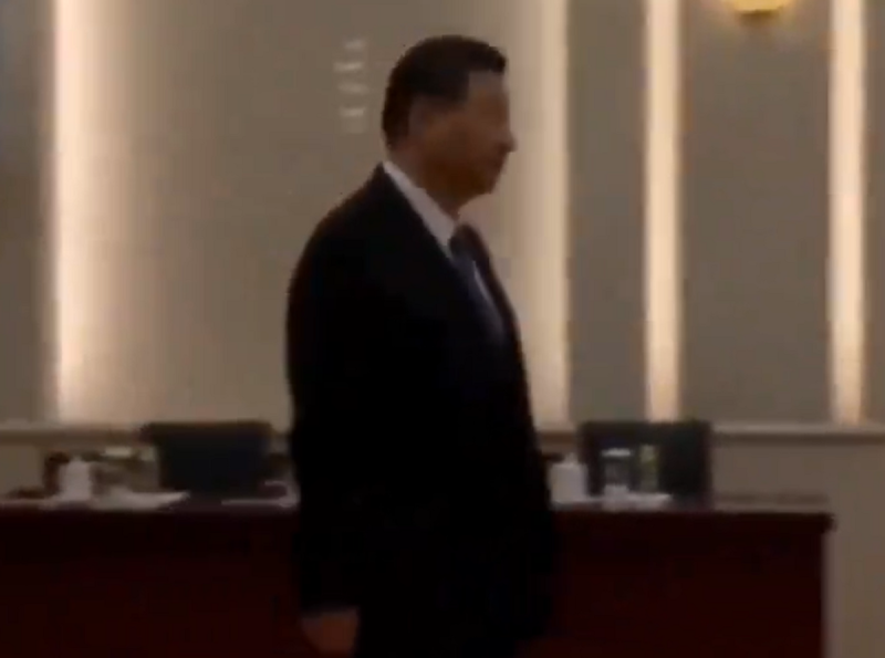 中國領導人習近平在與美國國務卿布林肯見面前，在房內來回走動。   圖：翻攝自 zhenyuanjia X（前推特）帳號
