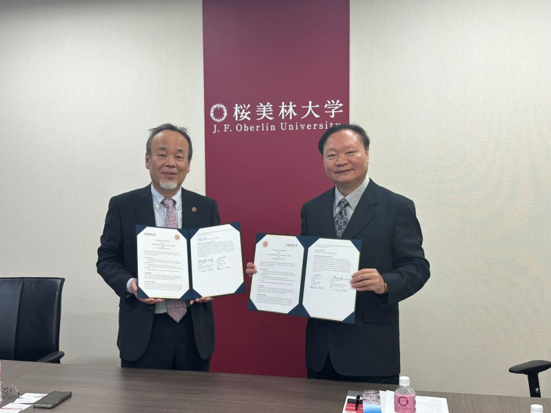 王政彥(右)與櫻美林大學)簽訂姊妹校續約。   圖：高師大/提供