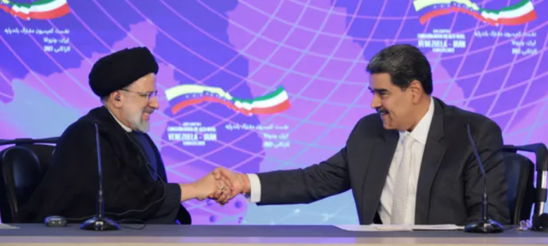伊朗和委內瑞拉近期表示，將會進一步加強雙方之間的合作關係，特別是在軍事方面。圖為伊朗總統易卜拉欣．萊希（左）和委內瑞拉總統馬杜羅（右）。   圖：翻攝自陳輝紀實