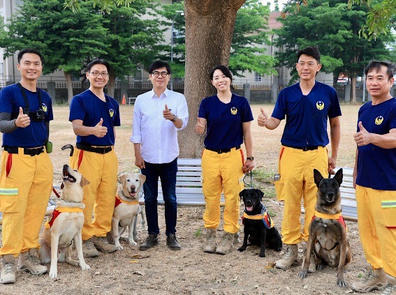 陳其邁(左三)日到高雄市政府消防局搜救犬馴養中心表達關心。   圖：高雄市消防局/提供
