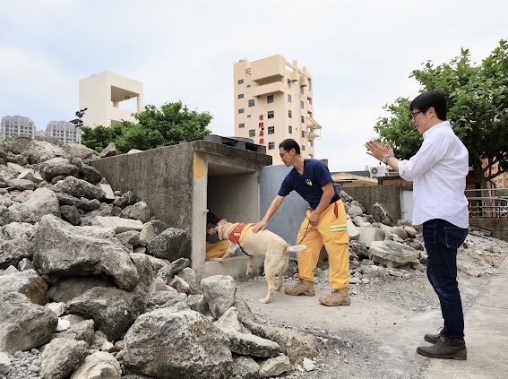陳其邁(右)讚許搜救犬的精實訓練。   圖：高雄市消防局/提供