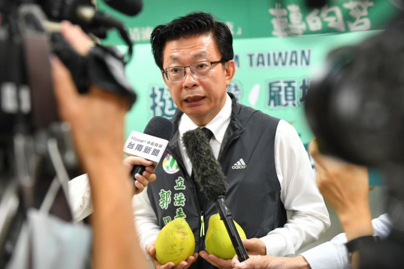 民進黨立委郭國文批評中國宣布批准台灣文旦柚等農漁產輸入是政治操作的手段。   圖：翻攝「臉書」郭國文粉絲專頁
