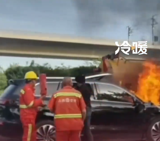M7 電動車起火時，有環衛工人試圖營救車中的人，但無法打開車窗或車門，只能看著車內的人燒死。   圖：翻攝自冷暖