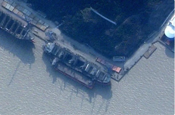 近日有衛星拍到遭受制裁的俄羅斯貨輪，滿載北韓武器並停靠在中國港口內的照片。   圖：翻攝自 騰訊網