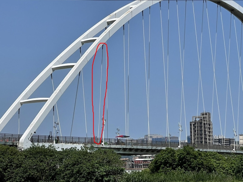 新北新月橋在4/3花蓮強震發生後，當天就有1條吊索發生彎曲現象。   圖：林昀真/翻攝