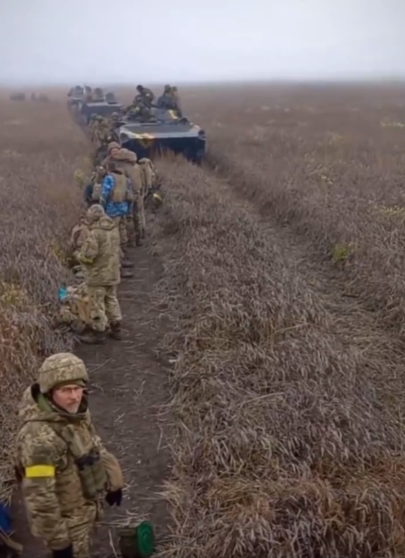 烏軍一字排開，正準備對俄軍發動進攻。   圖：翻攝自華夏人1號支持烏克蘭 X（前推特）帳號