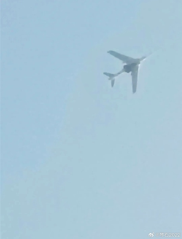近期一張轟 -6 掛載不明三角形飛行器試飛的照片在中國網路上流傳，外媒推測可能是中國的高超音速偵查無人機「無偵 -8 」或是「 MD-22 」。   圖：翻攝自 琴石 2022 微博帳號