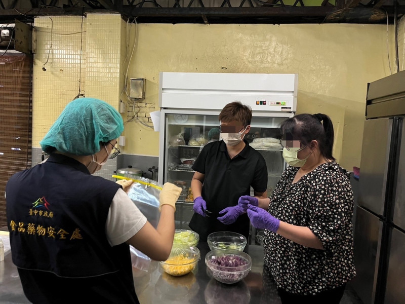 全大運疑似發生選手集體食物中毒，台中市衛生局派員至飯店採檢。   圖：台中市政府/提供