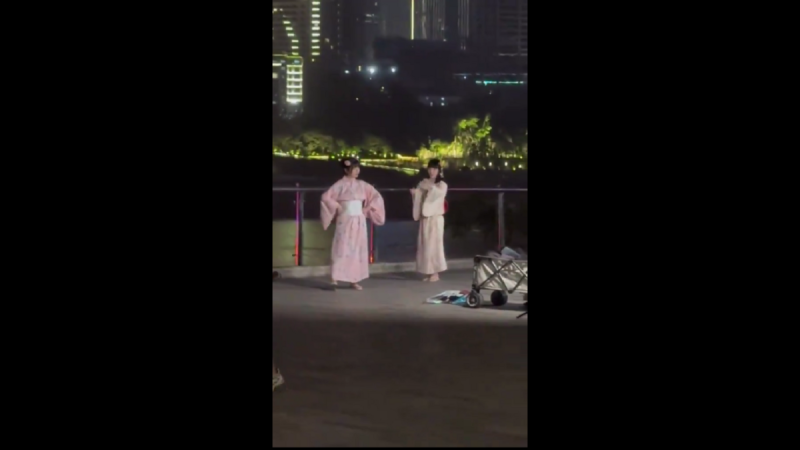 兩名身穿和服的女子進行跳舞直播，引起路人關注。   圖 : 翻攝自影片