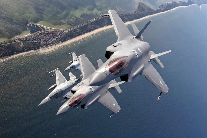 英國將美製 F-35 部署至波蘭的察斯克空軍基地中，強化北約軍備能力與波蘭空軍的協同作戰能力，增強歐洲戰區的軍備防禦能力。   圖：翻攝自 北約官網