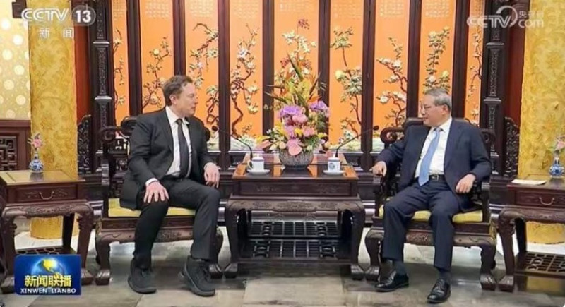 特斯拉執行長馬斯克為推動 FSD 在中國全面落地而拜訪中國。圖為馬斯克與中國貿促會會長任鴻斌展開會晤。   圖：翻攝自央視
