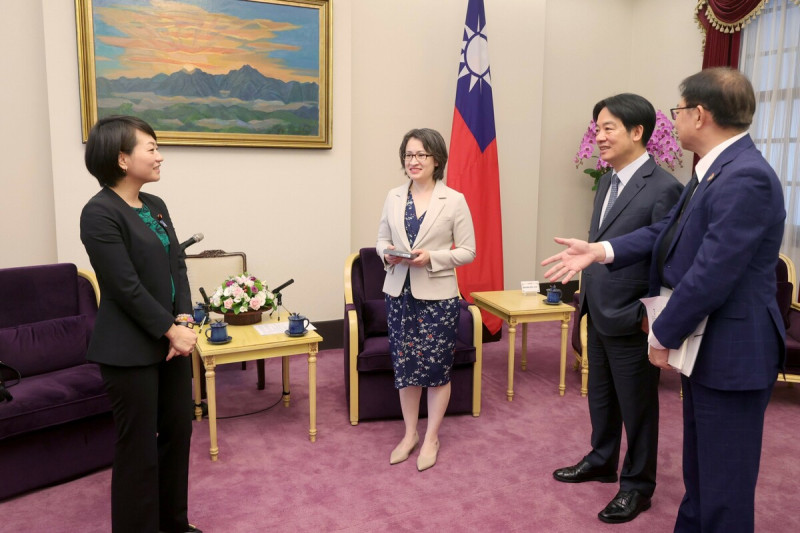 賴清德接見日本自民黨青年局長鈴木貴子訪團一行，蕭美琴也現身陪同。   圖：總統府提供
