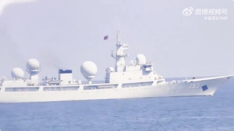 中國815A型電子偵察艦「天王星號(舷號793)」傳闖入美菲「肩並肩」聯合軍演演習區域，擾亂進行中的實彈演習。   圖：翻攝「微博」@寰亞SYHP