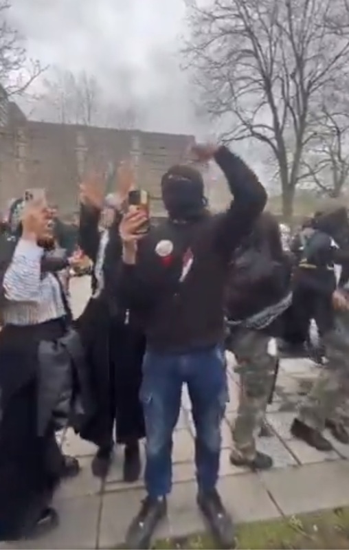 蒙特利爾的示威者們，打扮成黑衣蒙面人模樣支持哈瑪斯。   圖：翻攝自以色列戰爭 X（前推特）帳號