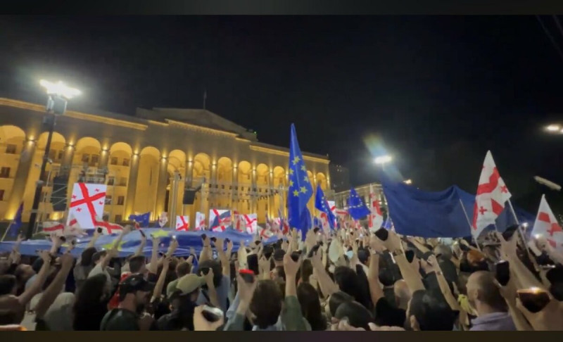 喬治亞民眾反對政府企圖通過有利於俄羅斯的法律，以「加入歐盟，支持烏克蘭」為口號，在提比里西進行大規模抗議遊行。   圖：翻攝自 @Weixinart X 帳號