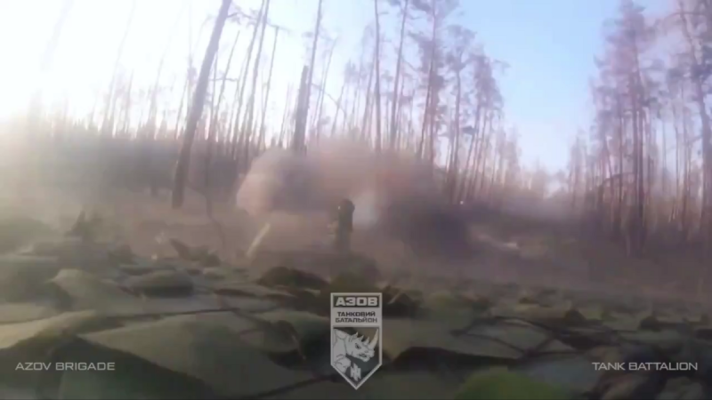 烏軍在克雷明納森林中利用坦克摧毀敵軍陣地的近距離作戰。   圖 : 翻攝自影片 