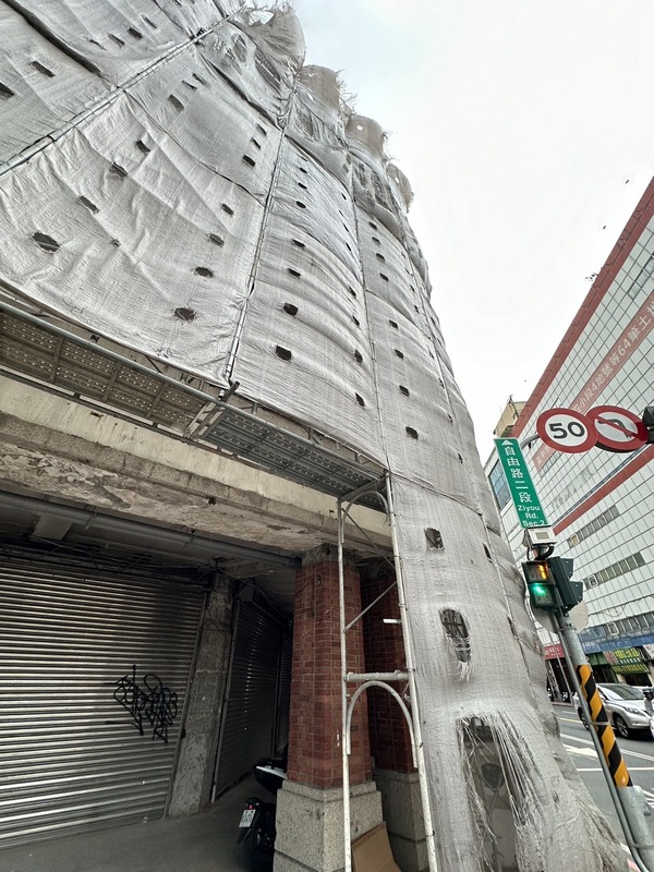 台灣大道、自由路口一處建物正在進行外牆拉皮工程，疑施工未做好保護措施，造成鐵片掉落而砸傷兩名行人，均為輕傷，已送醫治療。   圖：台中市政府/提供 
