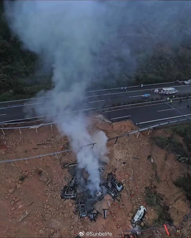 廣東梅龍高速公路驚傳路面坍塌，造成19人死亡30人受傷。   圖：取自微博