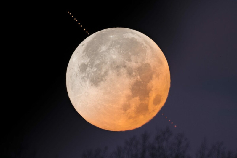 5月5日的「月掩火星」發生於上午10時38分至11時57分，由於在白天，需使用天文望遠鏡才能觀賞。這也是台灣自 2019年後再次出現月掩火星，在夜間發生且適合觀賞的月掩火星，則要等到2136年。   圖：翻攝自台北市立天文館官網