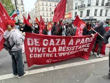 法國的示威群眾喊出支持加沙地區的巴勒斯坦人民口號。   圖：翻攝自 @rledourneuf X 帳號