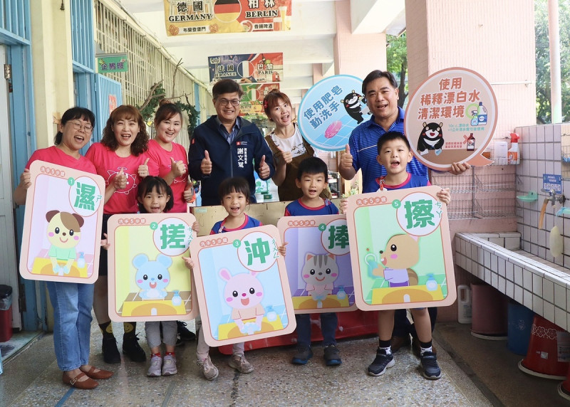 謝文斌(後排左四)宣導小朋友注重手部衛生。   圖：高雄市教育局/提供