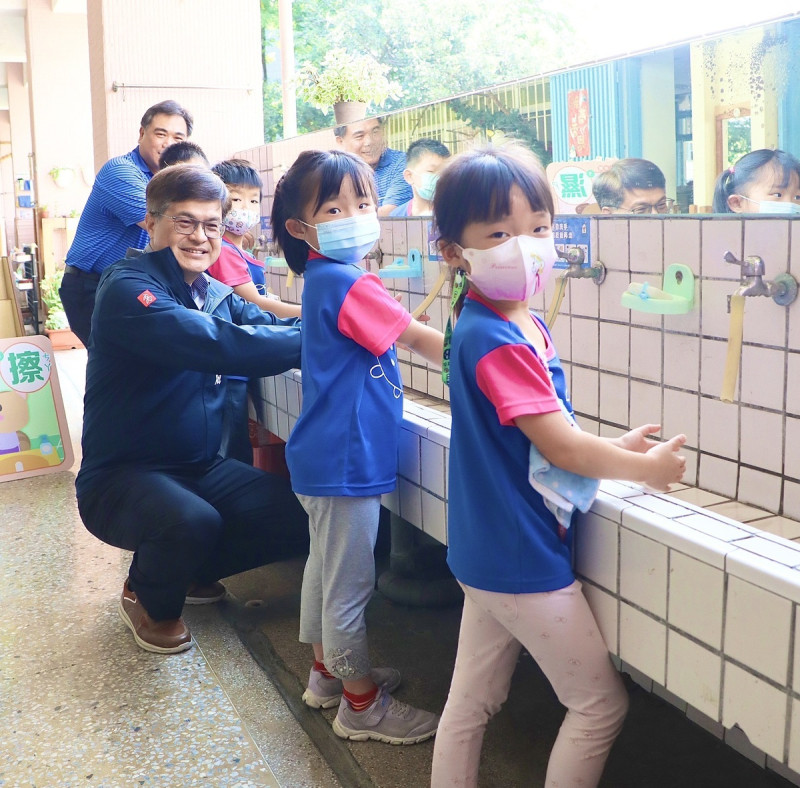 謝文斌(左二)與小朋友一起洗手預防腸病毒。   圖：高雄市教育局/提供
