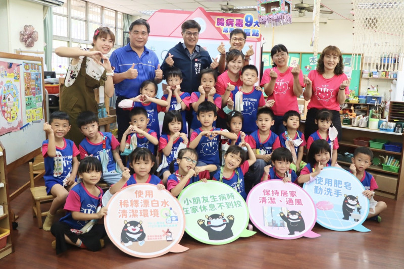 謝文斌(後排左三)關心幼兒園防疫工作。   