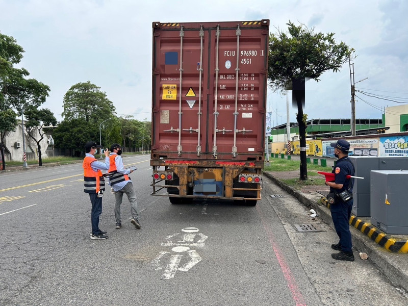 警方加強攔檢全市大型車右轉路線。   圖：高市警交通警察大隊/提供