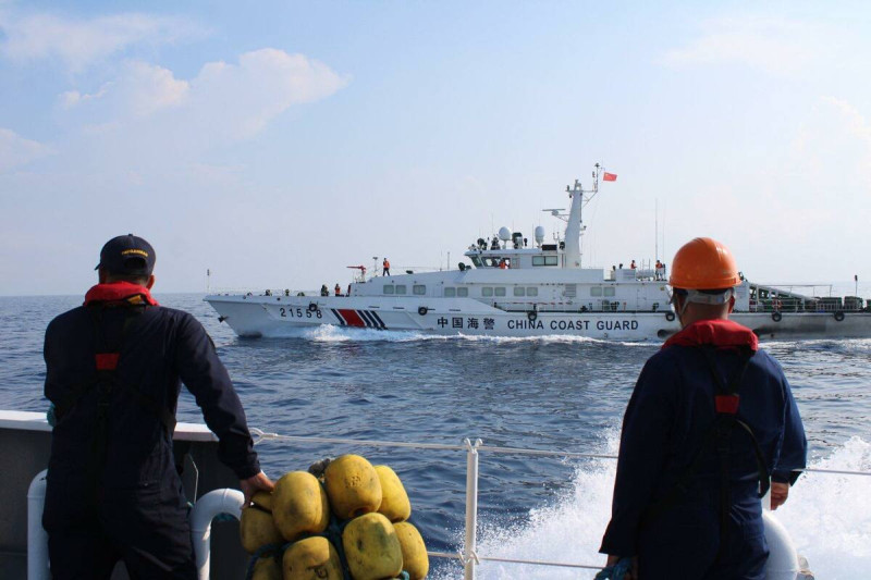 菲律賓海岸警衛隊的巡邏艇 BRP Bagacay ( MRRV-4410 )在 30 日於黃岩島附近執行勤務時，遭中國海警船的水砲攻擊。   圖：翻攝自 菲律賓海岸警衛隊 Facebook 帳號