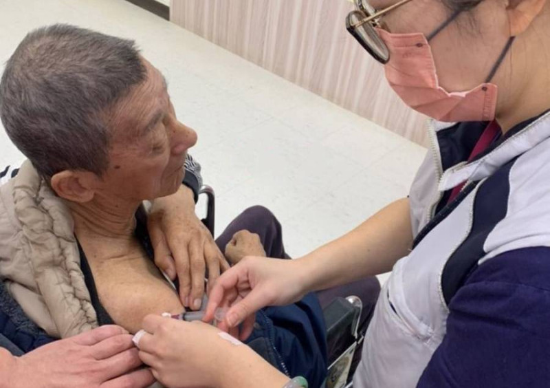 即日起設籍新北65歲以上民眾至全市29區衛生所或社區接種站接種新冠疫苗，就可獲贈電子體溫計。   圖：新北市衛生局/提供