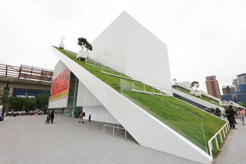 桃園市兒童美術館的純白斜屋頂建築，吸引不少網紅前來拍照，是青埔高鐵旁最夯的打卡熱點。   圖：桃園市文化局/提供