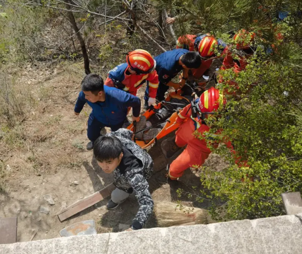 山西大同市渾源縣恆山景區 2 日晚發生落石砸人事件，共有 6 人因此受傷，其中 1 人搶救無效不幸身亡。   圖：翻攝自極目新聞