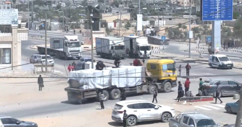 運送救援物資到加沙地區的卡車上，都有數名哈瑪斯士兵把守，只要有民眾試圖搶奪物資就會遭到哈瑪斯士兵的攻擊。   圖：擷取自 @NaNatogo103 X 分享影片
