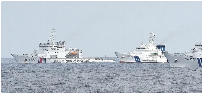 中國海警船透過展示艦砲的手段，以開火作為威脅強迫日本船隻撤離。   圖：翻攝自 東方點兵