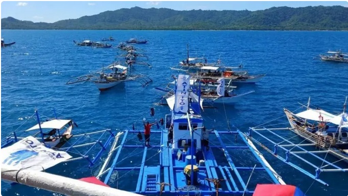 在美菲聯合「肩並肩」演習後，菲律賓「阿廷伊托」聯盟計畫在 15 日舉辦 100 艘船隻的「和平與團結帆船比賽」，計畫航行至黃岩島附近海域。   圖：翻攝自 鋒芒 FM