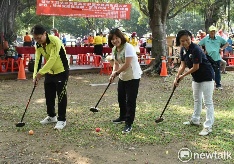 陳慧文(中)開球時揮出一桿進洞，為市黨部主委之戰拿下好兆頭。   圖：孫家銘/攝