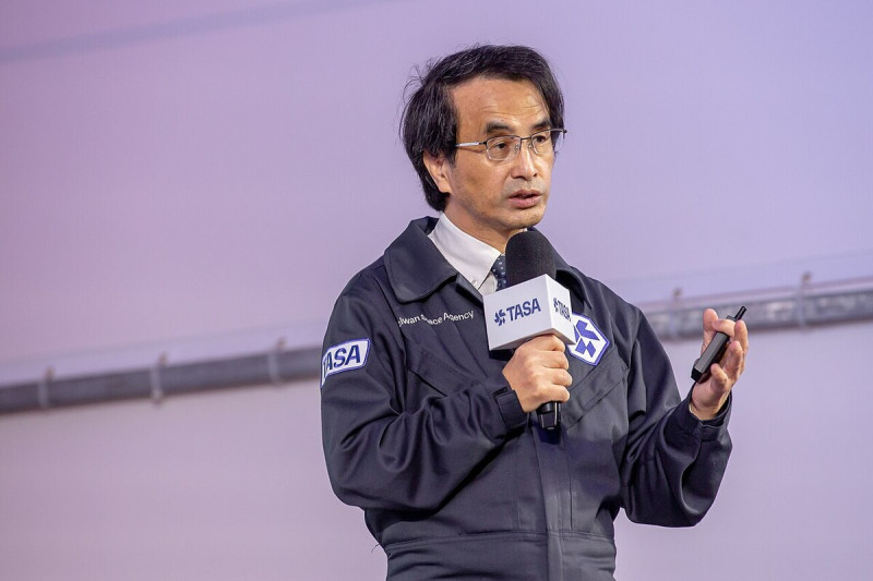 國家太空中心主任吳宗信認為，開發台灣專屬通訊衛星技術相當重要，尤其兩岸關係緊張，中國隨時可能發起軍事行動。   圖：取自維基百科