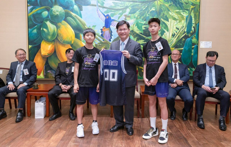 林佳龍與U12男籃台灣鳳凰隊會面。   圖：翻攝自林佳龍臉書